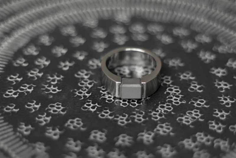 Titanium ring met zwarte diamant