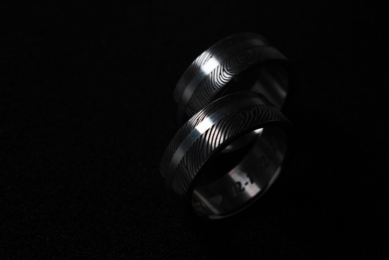 Vingerafdruk ringen gemaakt in Titanium met zilveren band