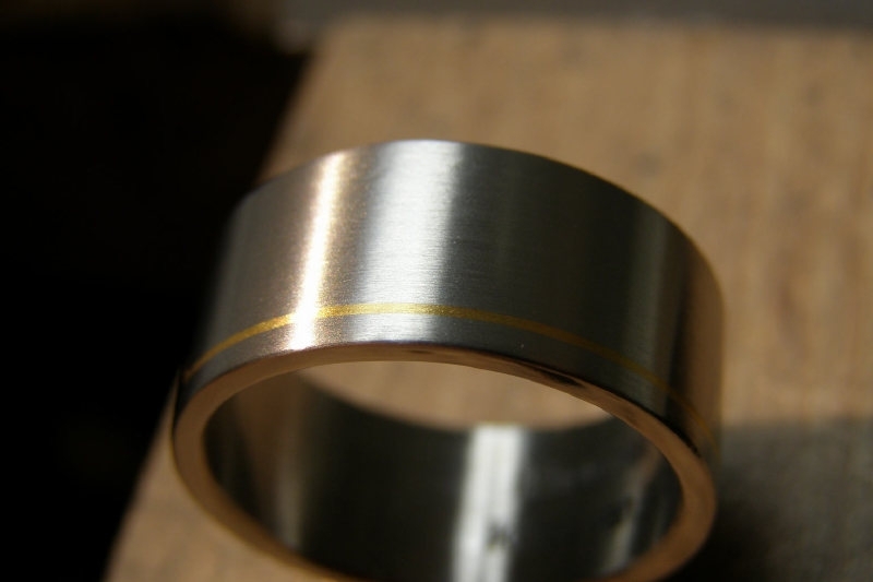 Titanium ring met ECG gevuld met 24K geelgoud