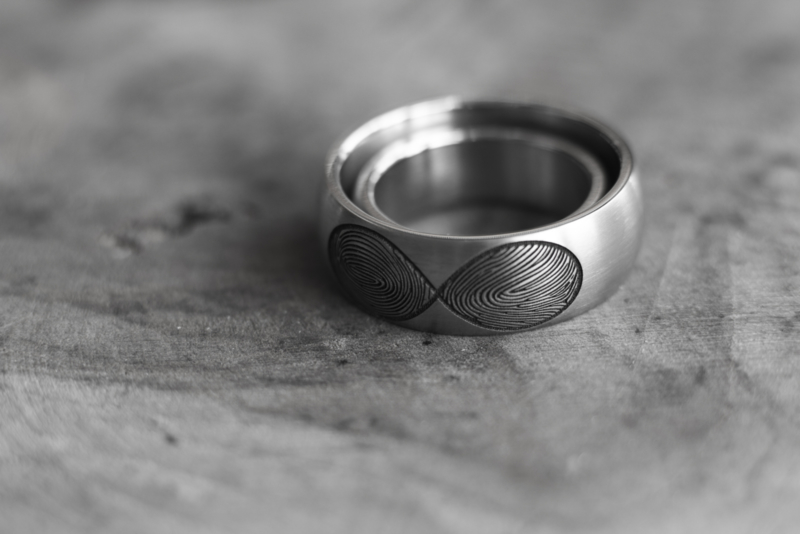 Infinity ring met twee Vingerafdrukken