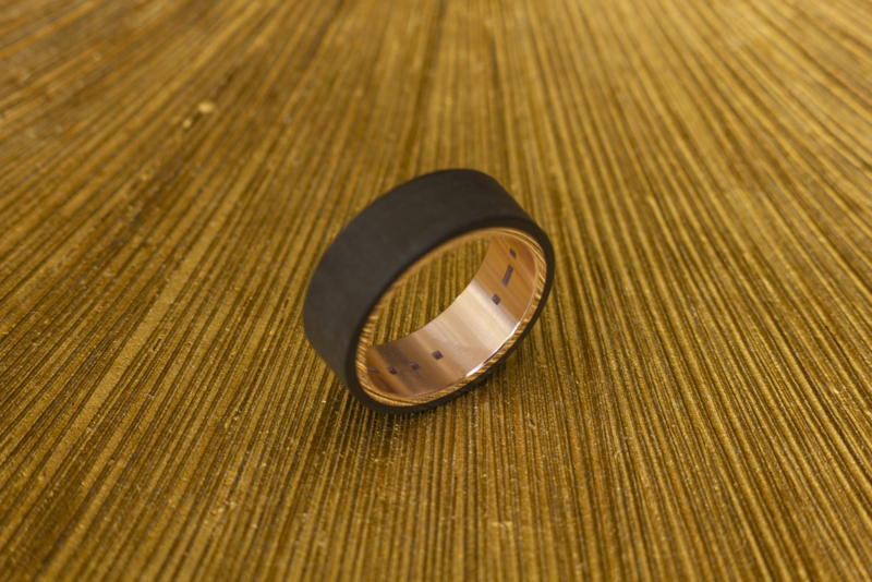 Carbon ring met rosé gouden binnenzijde