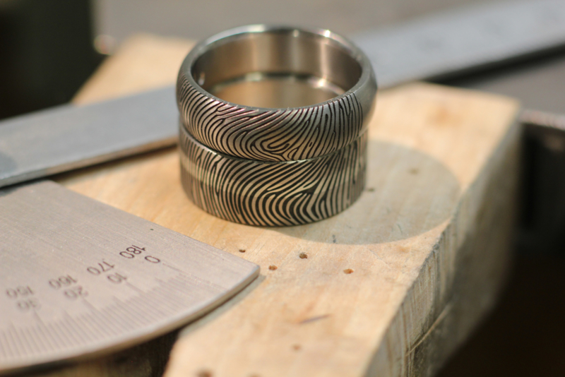 Titanium vingerafdruk ringen 180c Zilveren band  / Trouwringen