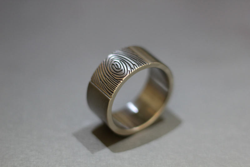 Titanium ring met vingerafdruk (facet)
