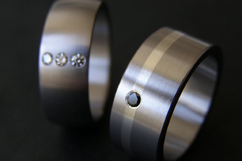 Titanium ring met zilveren band en zwarte diamant