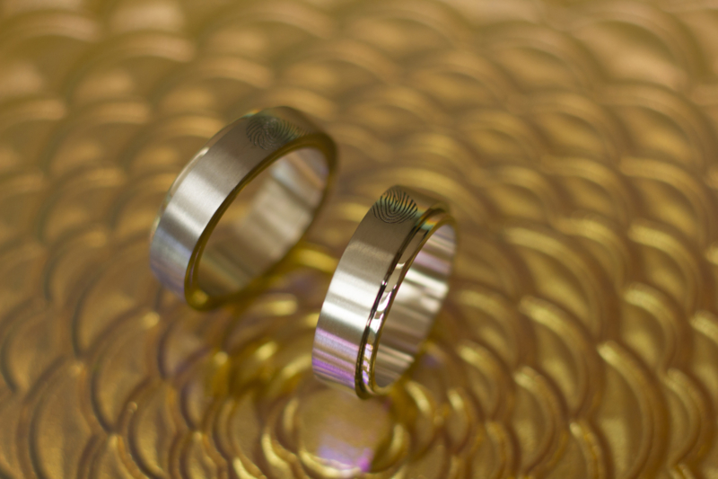 Titanium ring met vingerafdruk en zilveren binnenzijde