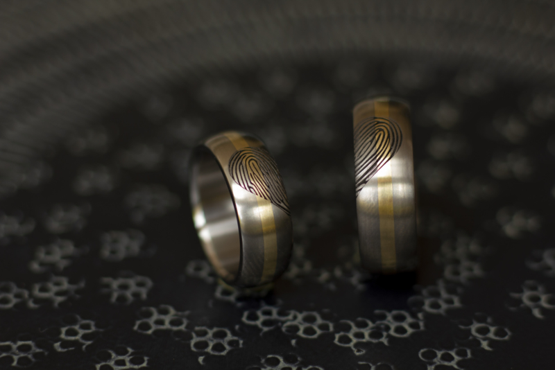 Titanium vingerafdruk ring hart met 14k geel gouden band
