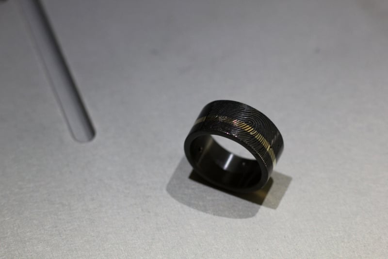 Zirkonium ring met vingerafdruk en gouden band