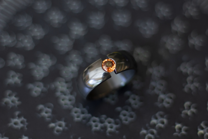 Zwarte zirkonium ring met orange saffier