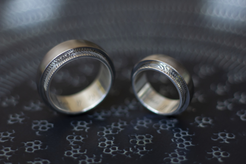 Titanium vingerafdruk ringen met zilveren binnenzijde