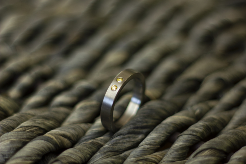 Titanium ring met gele diamant