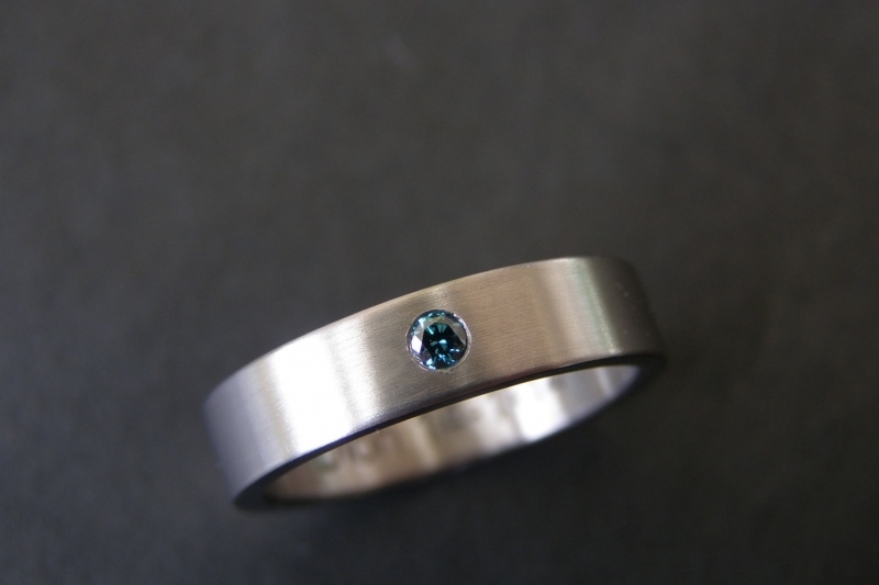 Titanium ring met blauwe diamant