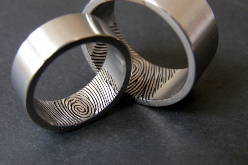 Titanium Vingerafdruk ring met de vingerafdrukken aan de binnenzijde