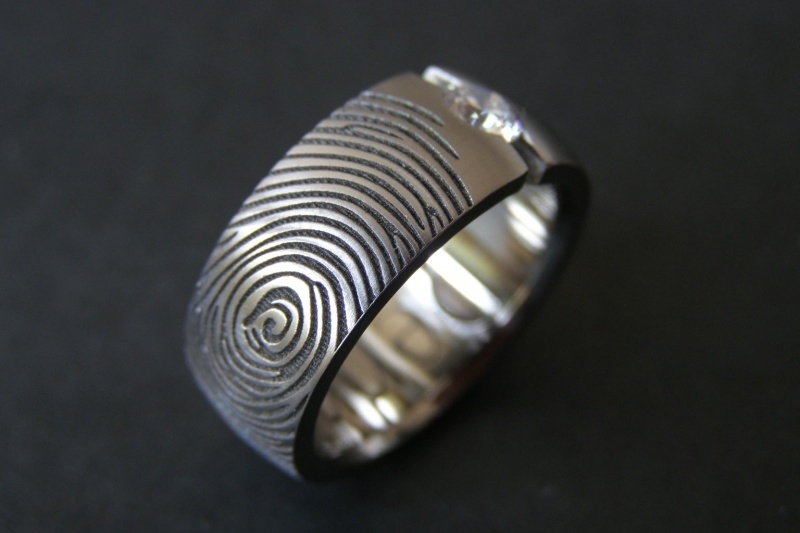 Titanium ring met openzetting en witte steen.
