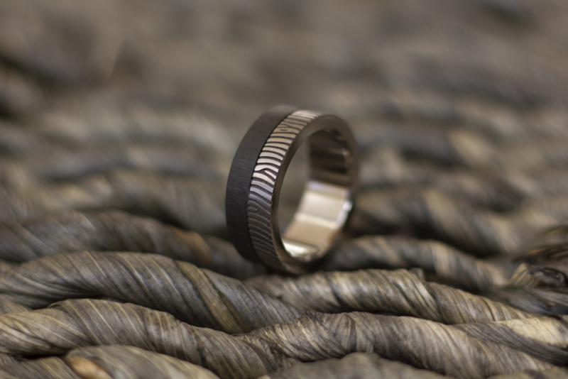 Carbon ring met Titanium binnen en buitenzijde met vingerafdruk