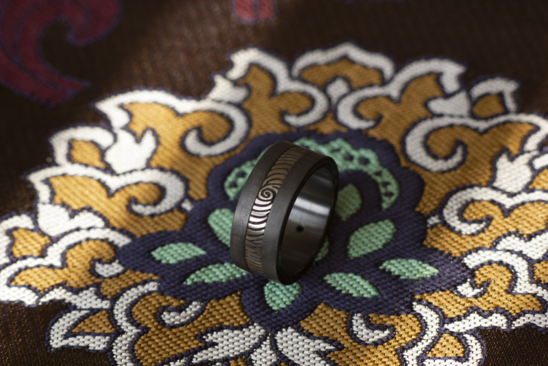 Carbon ring met vingerafdruk en zwarte diamant.