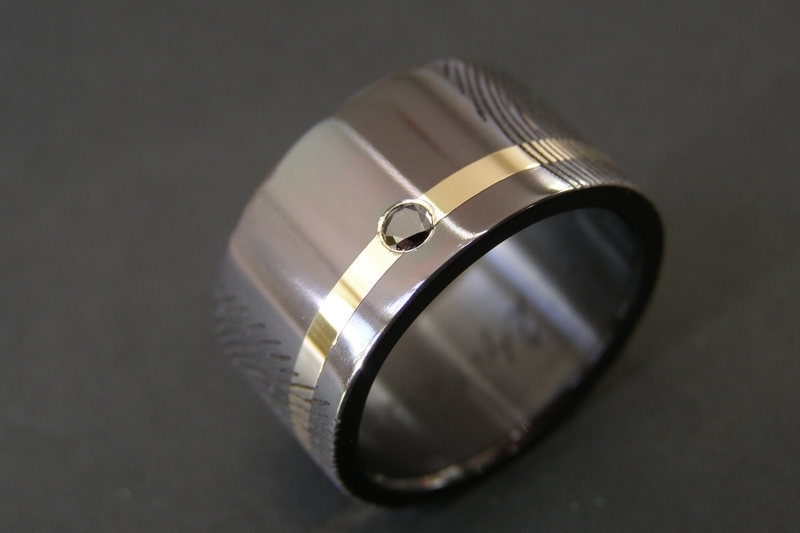 Zwarte zirkonium ringen met gouden band + 2 vingerafdrukken