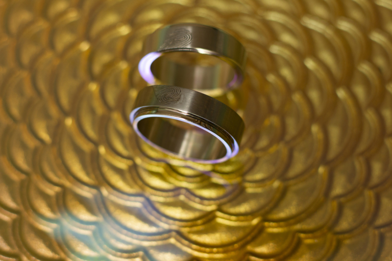 Titanium ring met vingerafdruk en zilveren binnenzijde