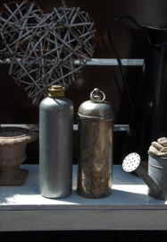 Twee oude brocante metalen kruiken