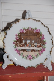 Brocant bordje met afbeelding van Het Laatste Avondmaal, op houten standaardje in whitewash