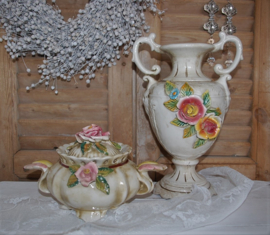 Vintage vaas met twee oren en prachtige decoratie