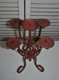 Leuke brocante kandelaar voor 5 kaarsen. Sierlijk model van rood metaal, old look.   Afm: hoogte 32 cm, diam 24 cm.