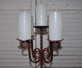 Leuke brocante kandelaar voor 5 kaarsen. Sierlijk model van rood metaal, old look.   Afm: hoogte 32 cm, diam 24 cm.