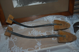 Set van twee antieke schoenspanners