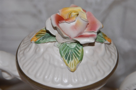 Brocante kan met mooie bloemdecoratie