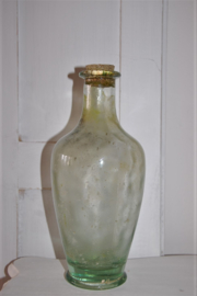 Decoratieve brocante fles met kurk, in zacht groen.