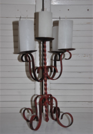 Leuke brocante kandelaar voor 5 kaarsen. Sierlijk model van rood metaal, old look.   Afm: hoogte 32 cm, diam 24 cm.