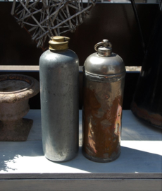 Twee oude brocante metalen kruiken
