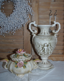 Vintage vaas met twee oren en prachtige decoratie