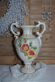 Vintage vaas met twee oren en prachtige decoratie