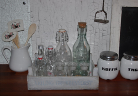 Vintage kistje met flessen