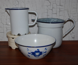 Drie delige emaille set in wit/blauw