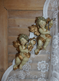 Set van twee brocante engeltjes met viool. Leuk om op te hangen