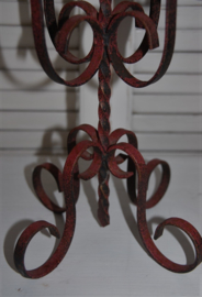 Leuke brocante kandelaar voor 5 kaarsen. Sierlijk model van rood metaal, old look.   Afm: hoogte 32 cm, diam 24 cm.