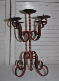 Leuke brocante kandelaar voor 5 kaarsen. Sierlijk model van rood metaal, old look.   Afm: hoogte 32 cm, diam 24 cm.