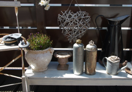 Twee oude brocante metalen kruiken