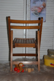 Vintage/brocant klapstoeltje van hout, kindermodel