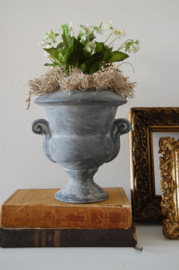 Leuke brocante bloempot in grijs/old look