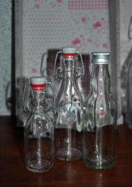Vintage kistje met flessen