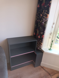 'gek' boekenkastje (geschilderd MDF)