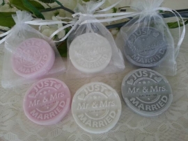 50 st. Organzazakje met Poststempel zeepje Mr & Mrs met Craft label Mr & Mrs