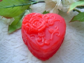 Prachtig dik bewerkt zeep hart met opgelegde roosjes.