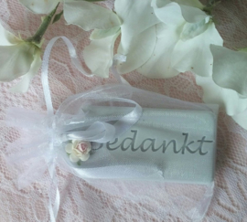 100 st.Label "bedankt" in organza zakje