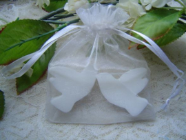 2 witte duifjes in organza zakje