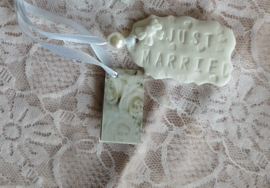 10 st. Huwelijks hangertjes met  "Just Married" in organza zakje