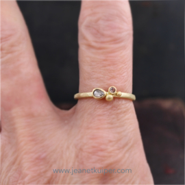 ring met een zout- en peperdiamant en aubergine saffier