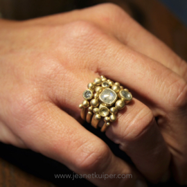 grijze natuurlijke diamant met erfgoud